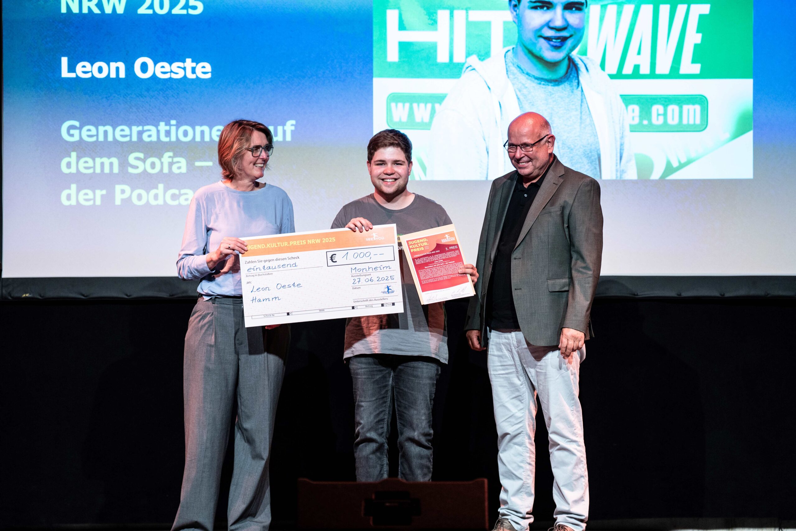 Foto ©Vanessa Stratmann&Adrian Breuer – 3. Preis Jugend.Kultur.Preis NRW _ Leon Oeste mit Ilva Menzel und Detlef Heidkamp